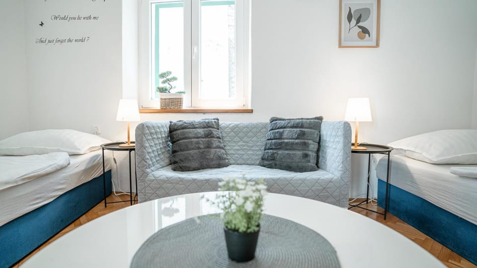 Property building, Bed, Living room, Photo of the whole room, Seating area, Bedroom