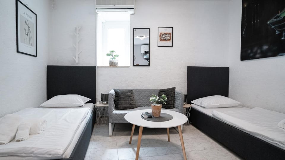 Bed, Living room, Photo of the whole room, Seating area, Bedroom