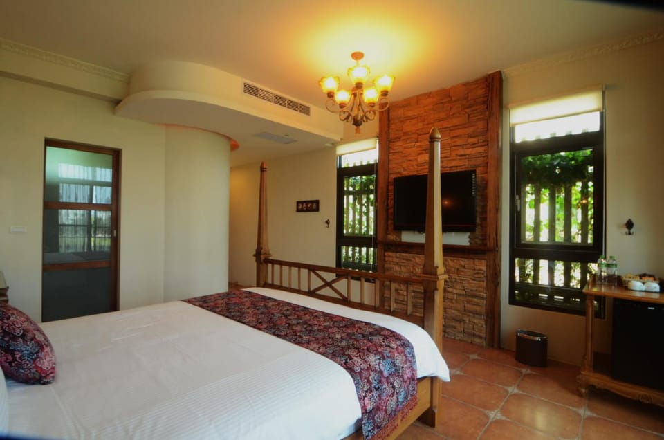 Photo of the whole room, Garden view