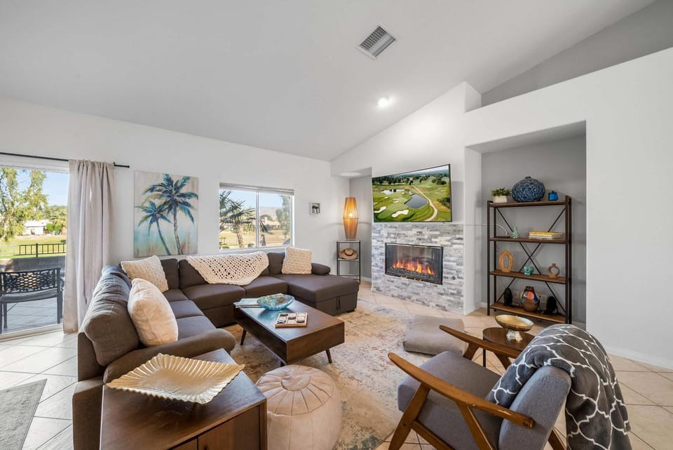 Luxury Living with Unmatched Views - Green Hills House in La Quinta