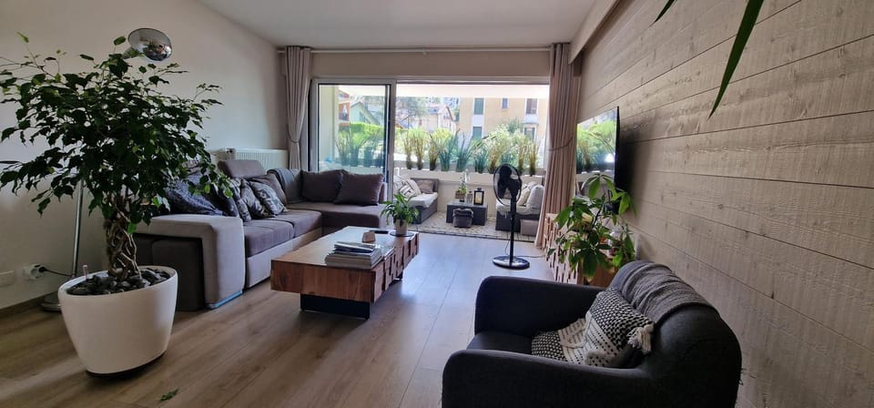 Property building, Balcony/Terrace, Balcony/Terrace, Living room