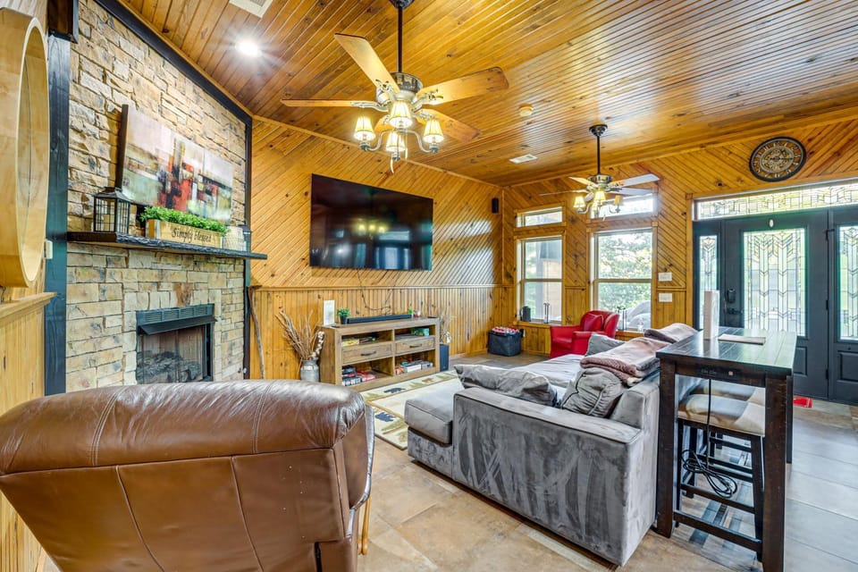 Lake Eufaula Cabin w/ Hot Tub & Large Deck Cabin in Eufaula