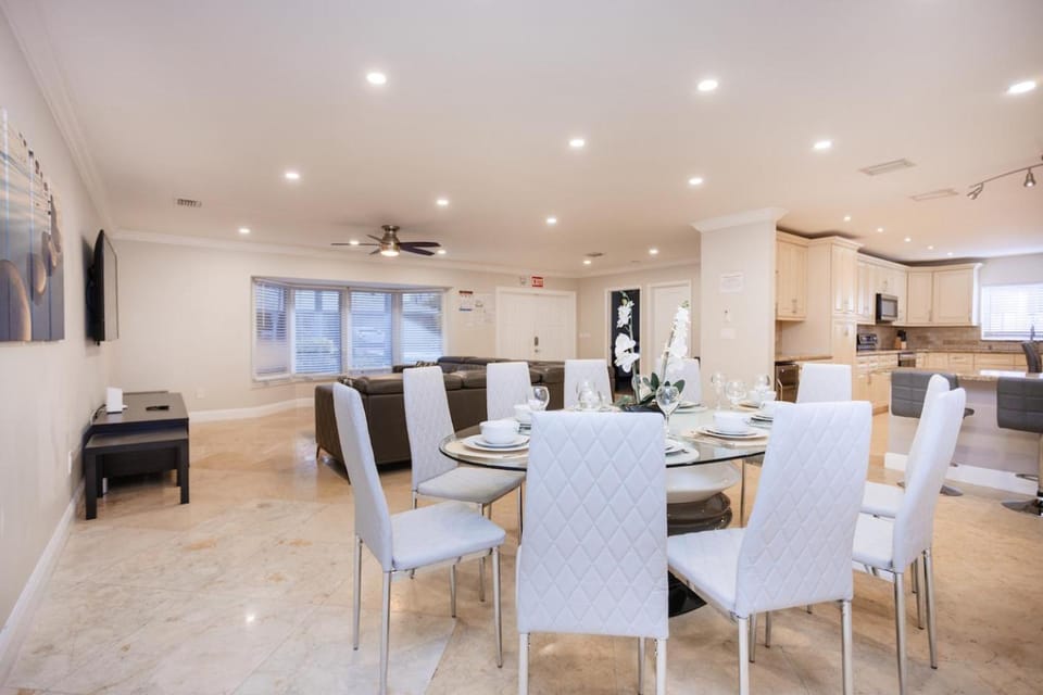 TV and multimedia, Kitchen or kitchenette, Living room, Dining area