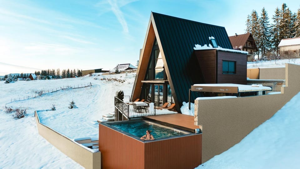 Property building, Day, Natural landscape, Winter, Mountain view, Swimming pool