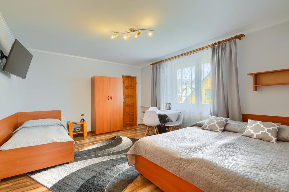 Photo of the whole room, Garden view