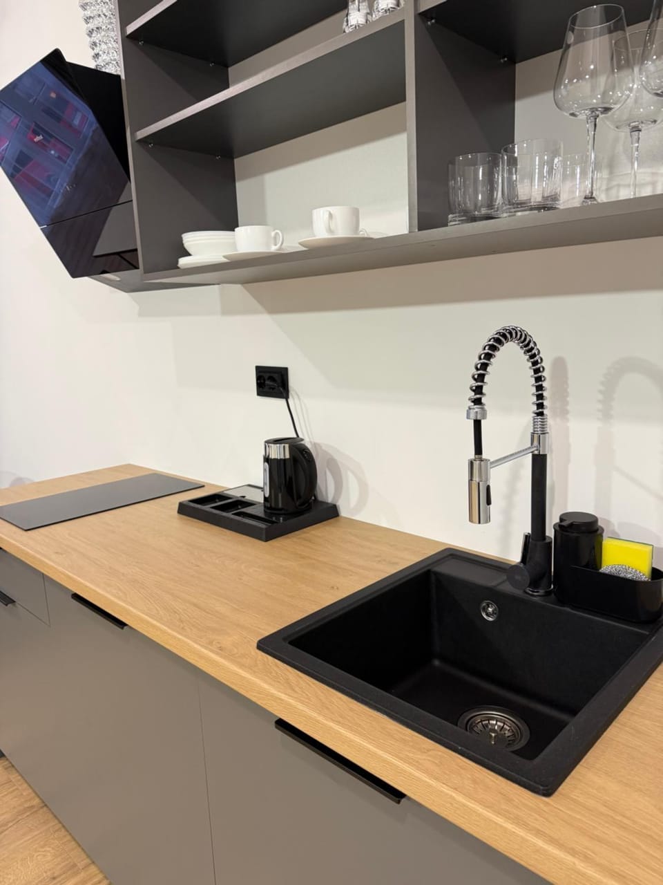 Kitchen or kitchenette, minibar, stove