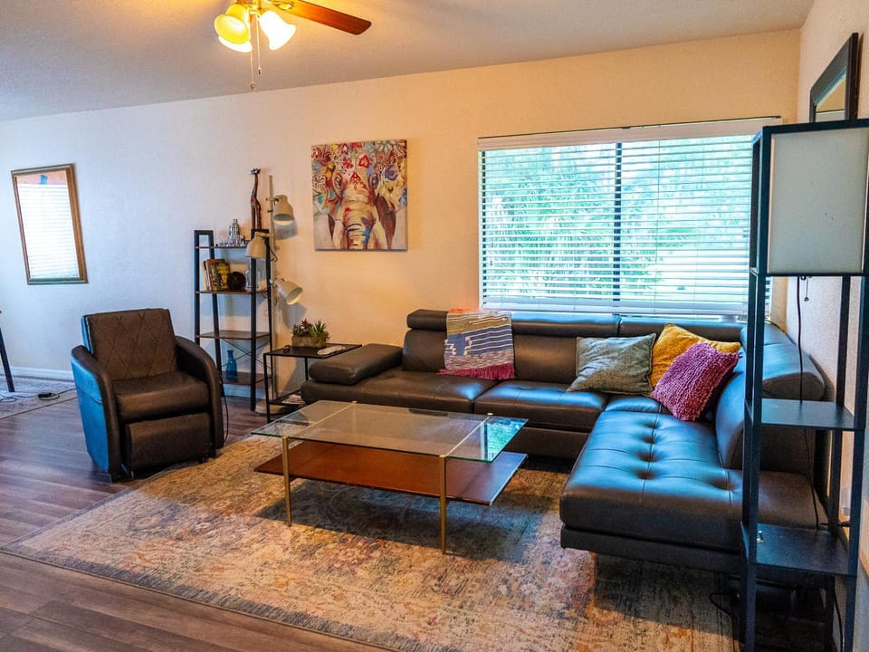 Massage, Living room