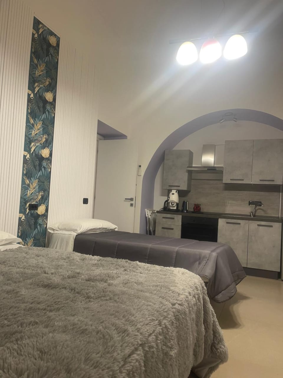 Bed, Kitchen or kitchenette, Bedroom, oven
