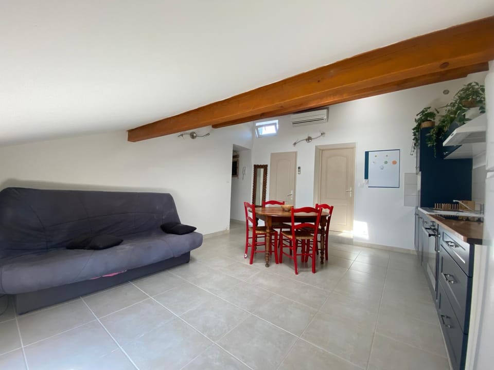 Bed, TV and multimedia, Kitchen or kitchenette, Living room, Seating area, Dining area