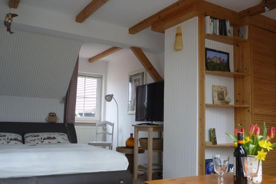 TV and multimedia, Living room, Photo of the whole room, Bedroom