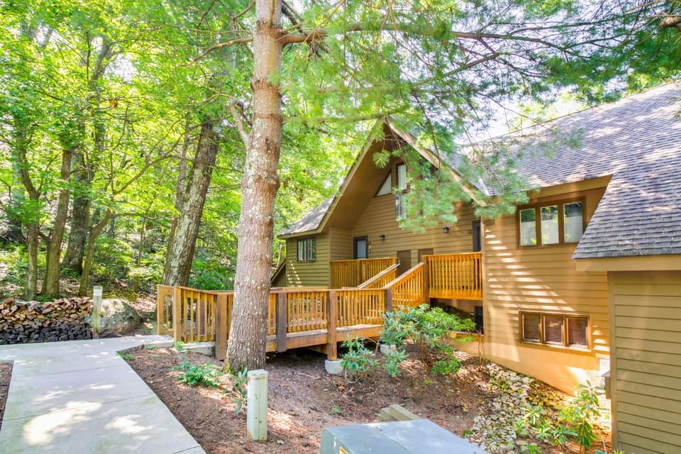 Wintergreen Resort Condo w/ Deck, 0.3 Mi to Slopes House in Massies Mill
