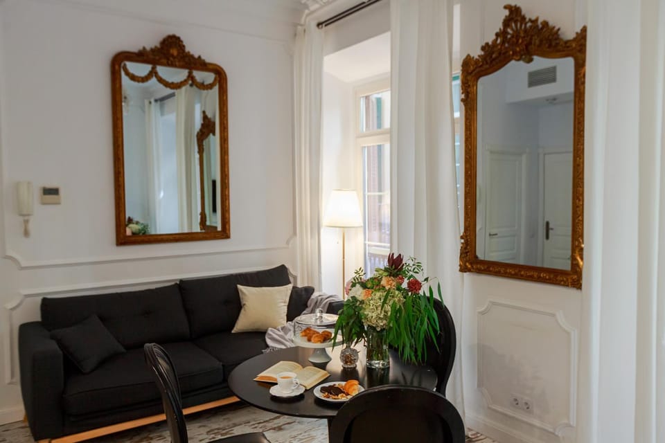Living room, Food and drinks, Seating area, Dining area