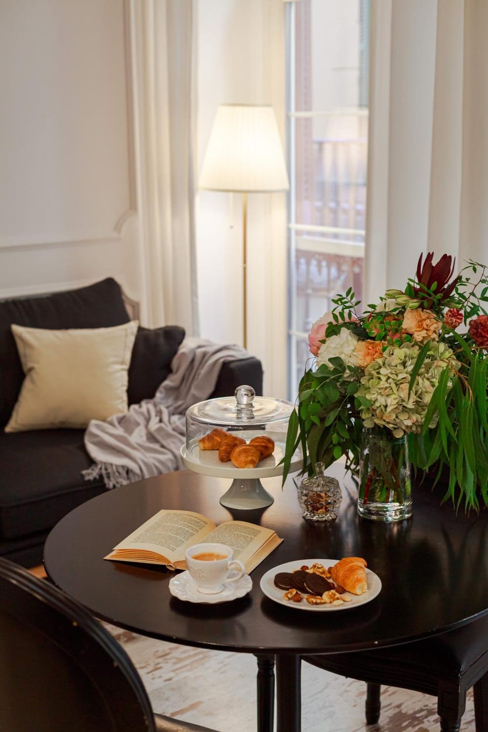 Living room, Seating area, Dining area