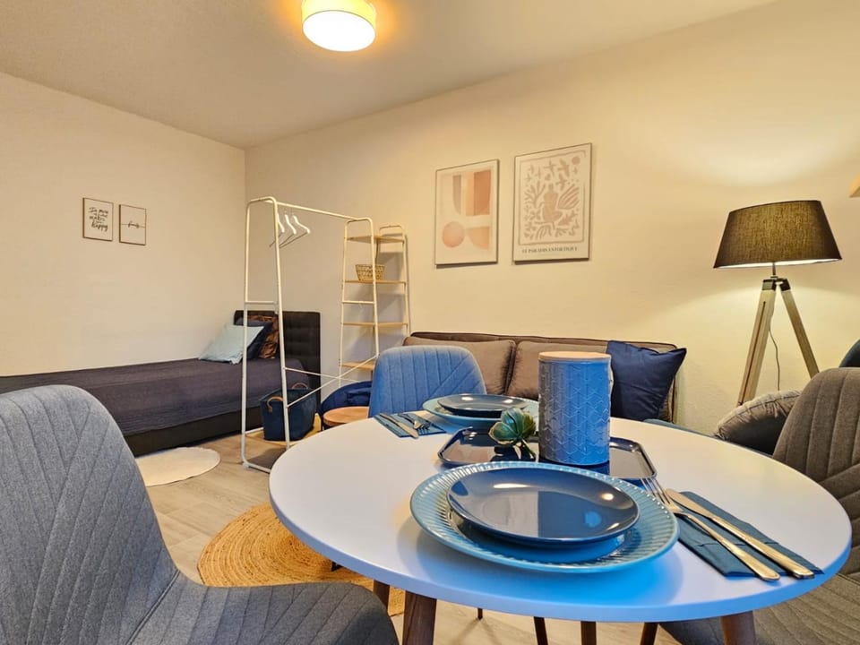 Bed, Coffee/tea facilities, Living room, Photo of the whole room, Seating area