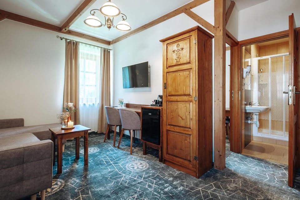 Photo of the whole room, Seating area