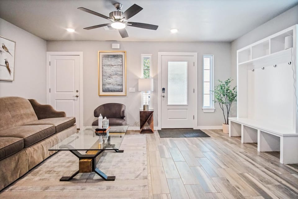 5BR Home 3 mins Wiley Post, Sleeps 12 House in Warr Acres