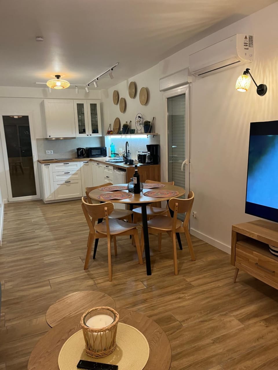 Dining area, kitchen