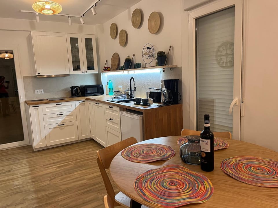 Kitchen or kitchenette, Dining area, stove
