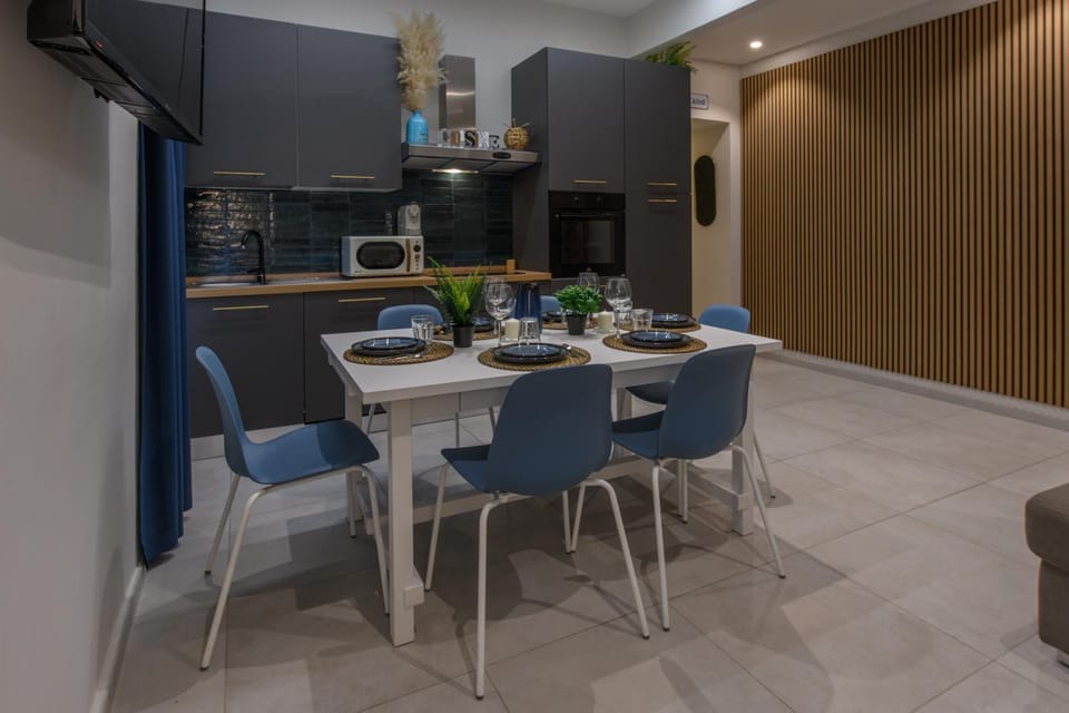 Kitchen or kitchenette, Seating area, Dining area, stove