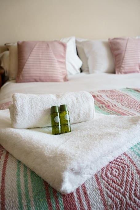 Wembley Arch View, 4-Bed House, Drive for 2 cars Apartment in Wembley