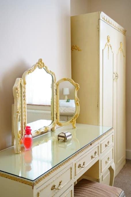 Wembley Arch View, 4-Bed House, Drive for 2 cars Apartment in Wembley