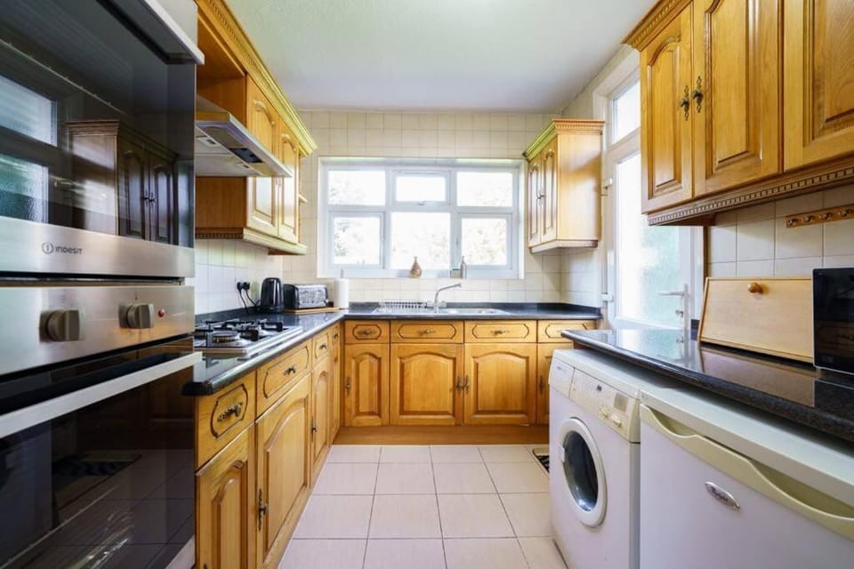 Wembley Arch View, 4-Bed House, Drive for 2 cars Apartment in Wembley