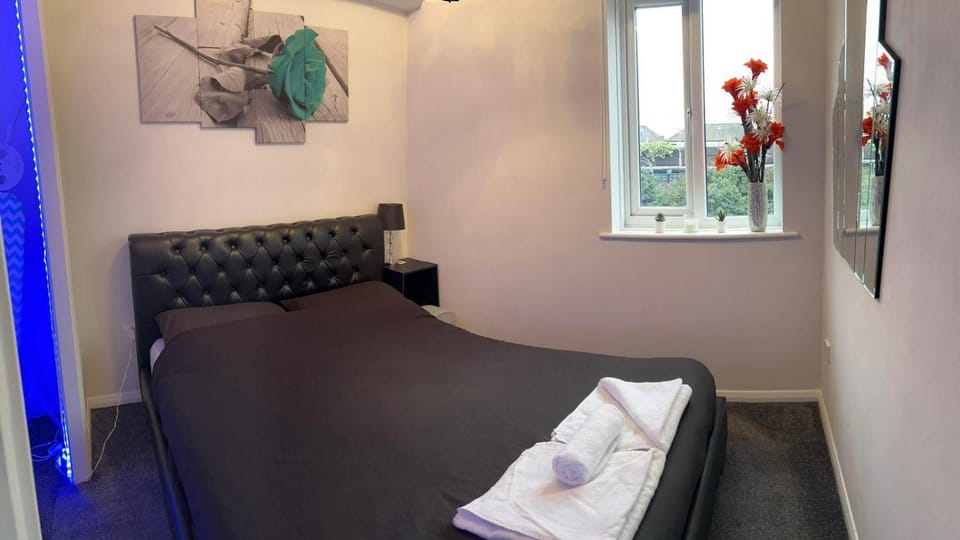 Bed, Photo of the whole room, Bedroom, towels