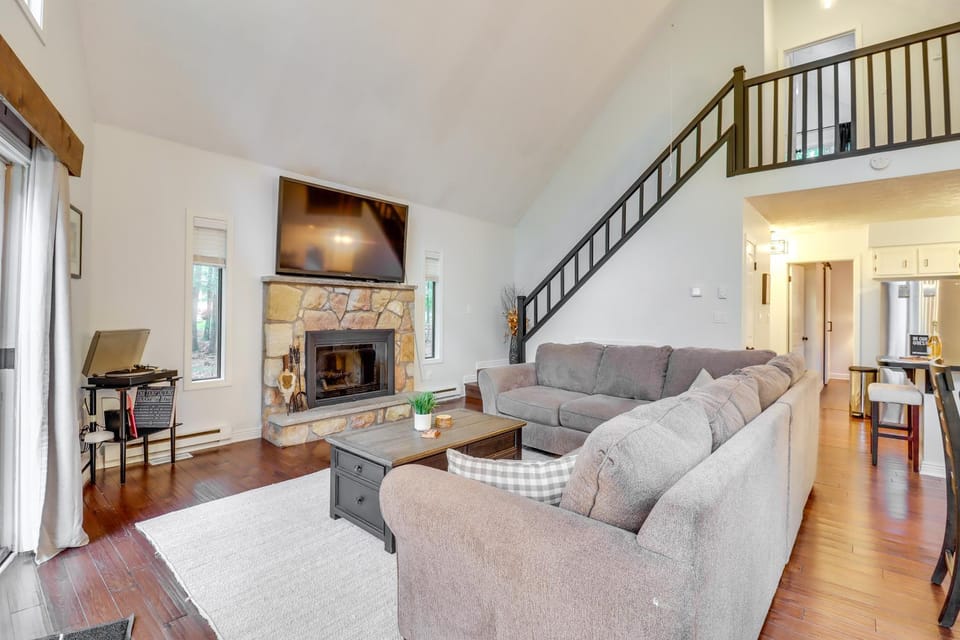 Deck, Fire Pit & Pool Access: Pennsylvania Home! House in Kidder Township