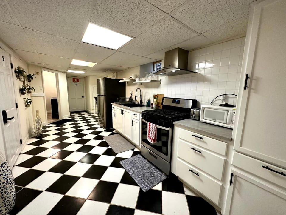 Kitchen or kitchenette, minibar, stove, toaster