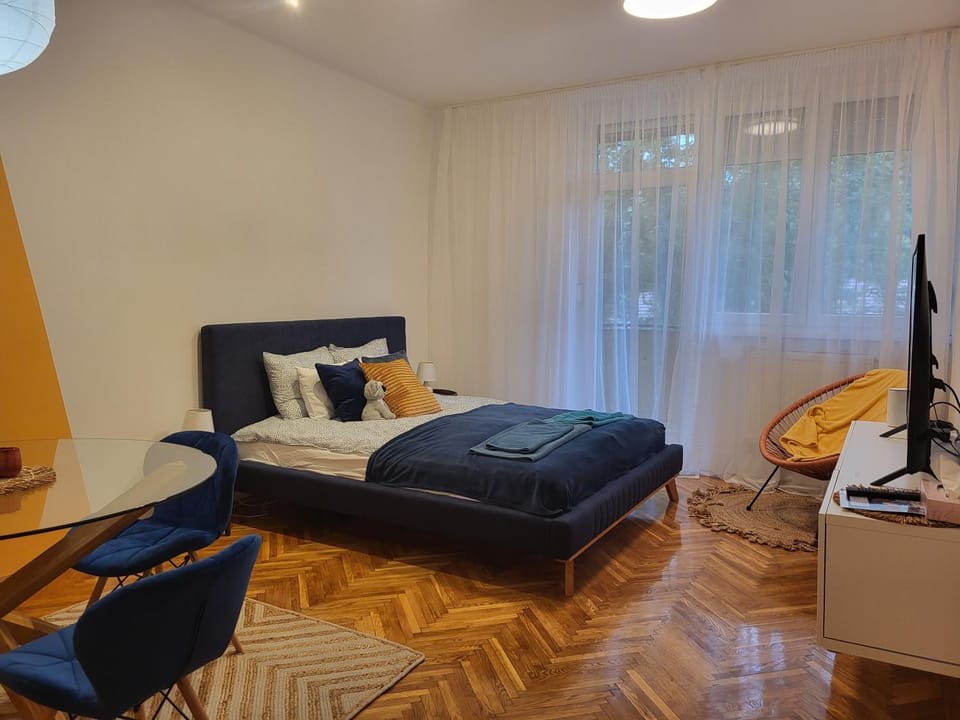 Bed, TV and multimedia, Photo of the whole room
