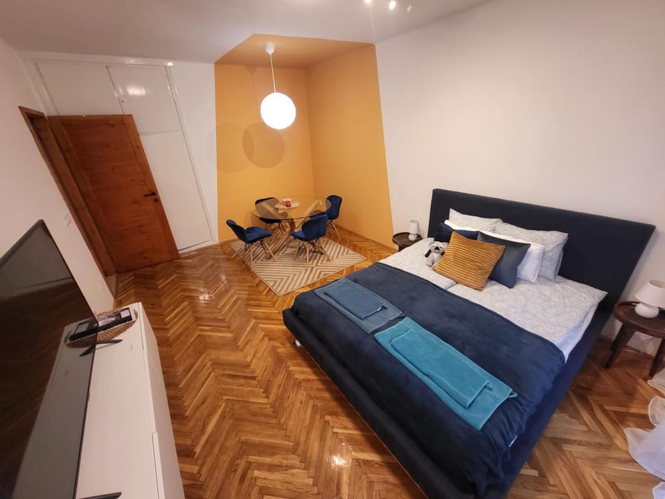 Bed, TV and multimedia, Living room, Photo of the whole room