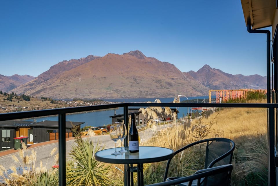 Style & Tranquillity - 4 Bedroom House House in Queenstown