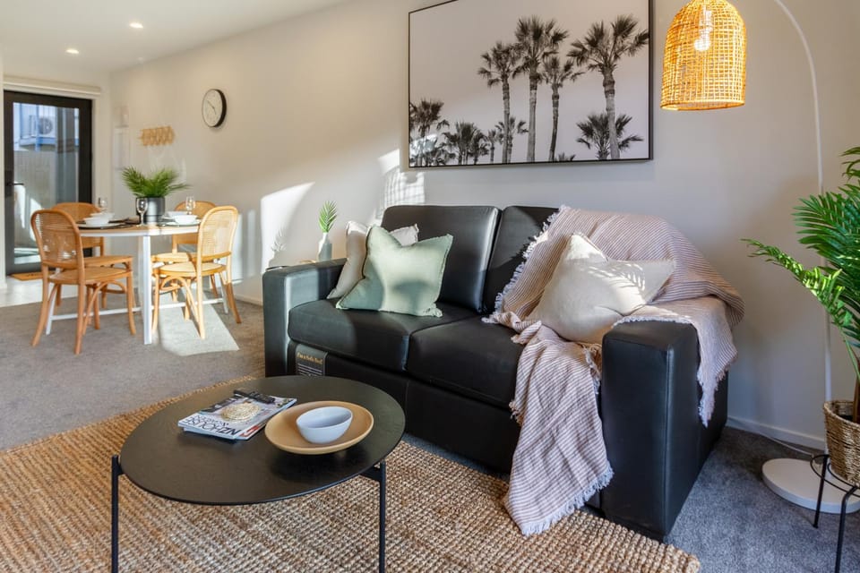 Living room, Decorative detail, Seating area, Dining area, air conditioner