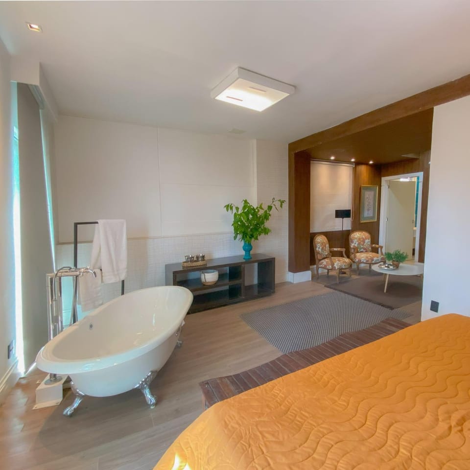 Bed, Seating area, Bath