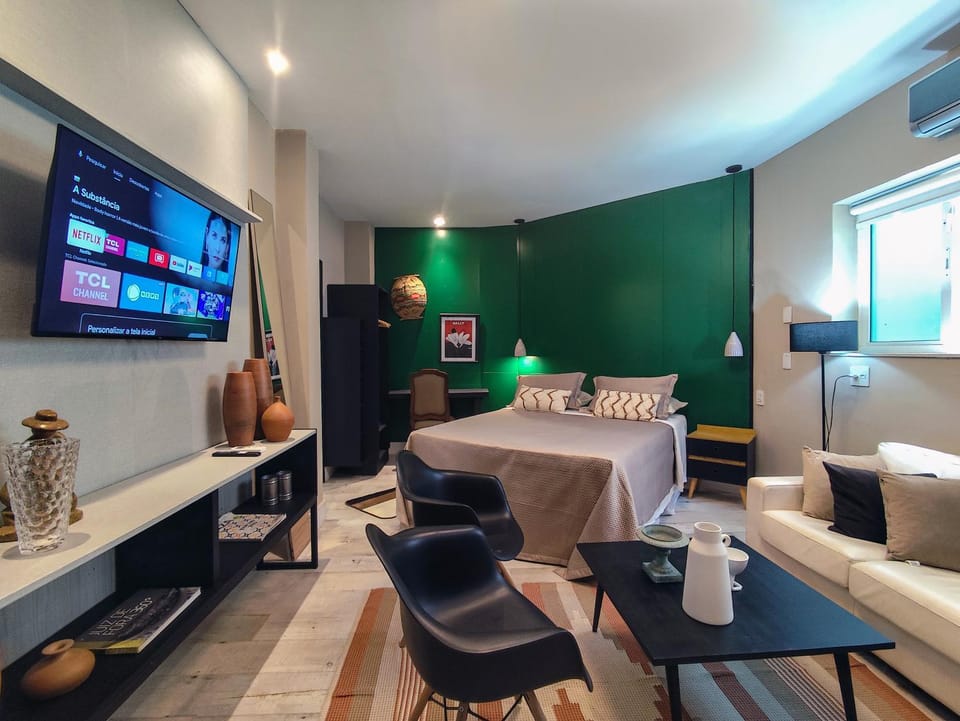Bed, TV and multimedia, Seating area