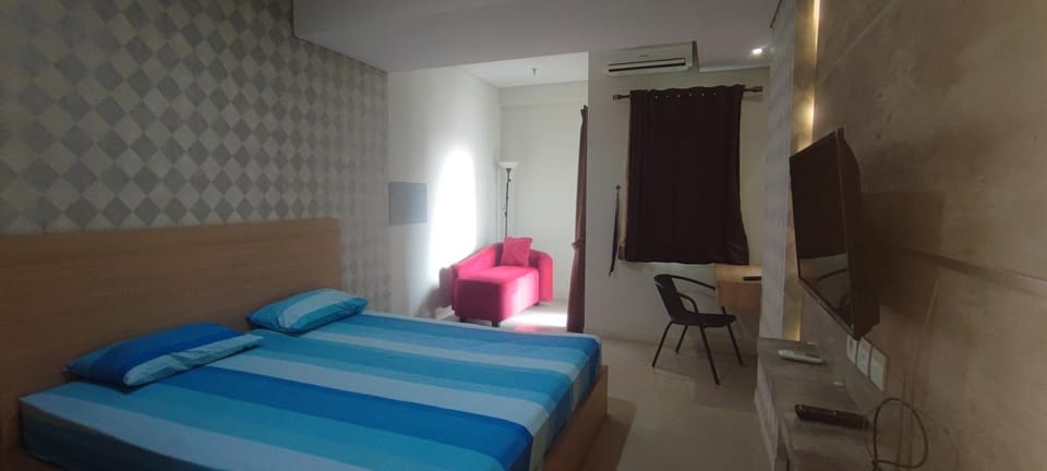Bed, TV and multimedia, Living room, Photo of the whole room, Seating area, Bedroom