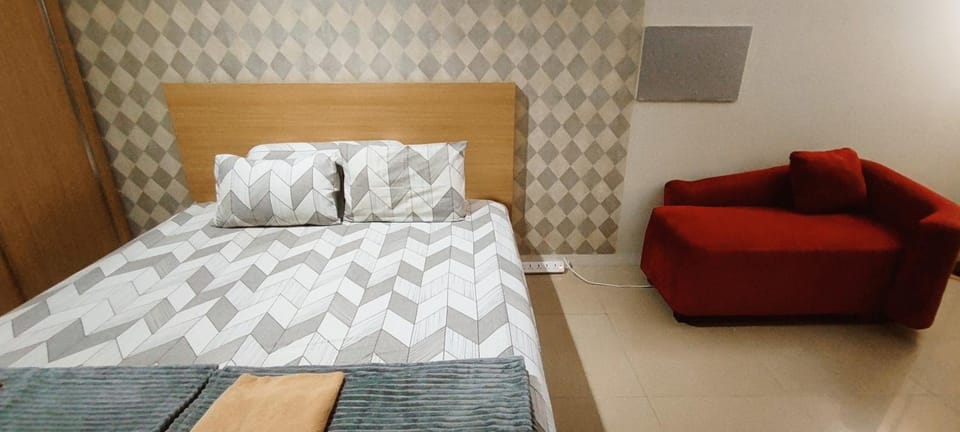 Bed, Living room, Photo of the whole room, Seating area, Bedroom