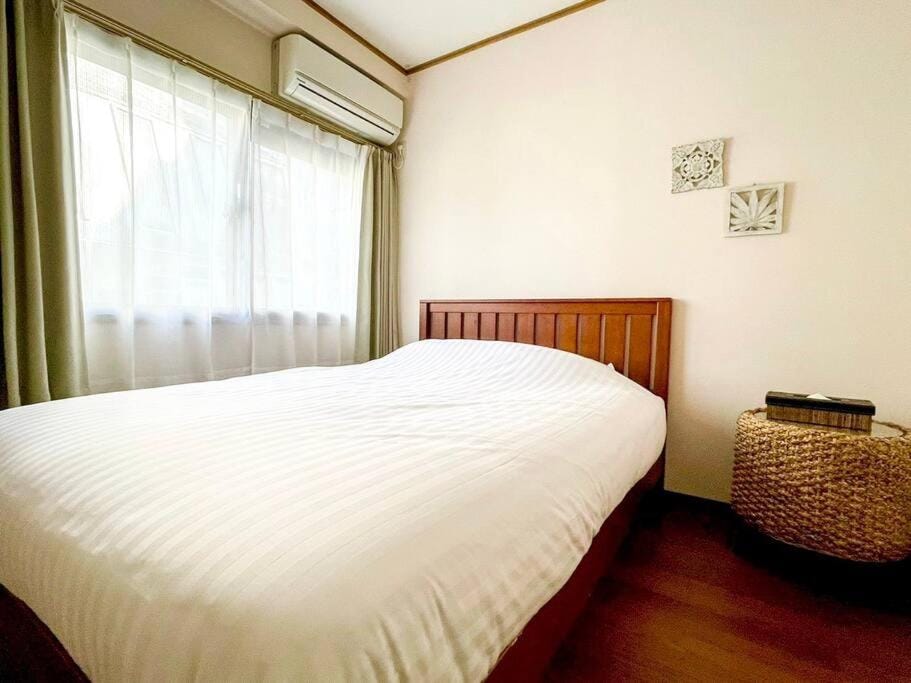 Bed, Photo of the whole room, Bedroom