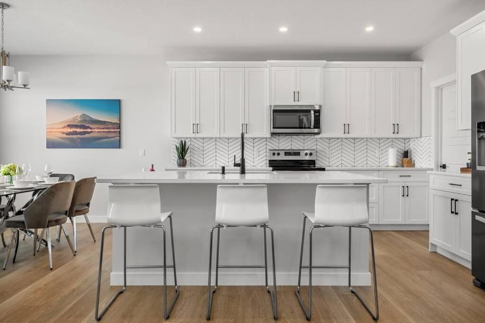 Bright & Spacious 3 Beds Luxury Home in SE Calgary House in Calgary