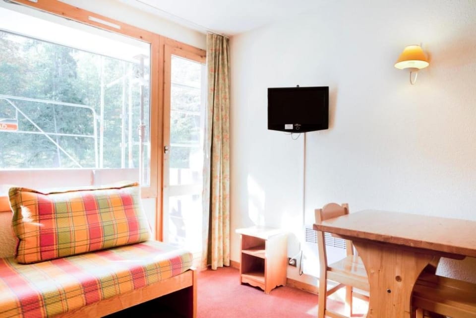 Bed, Living room, Bedroom
