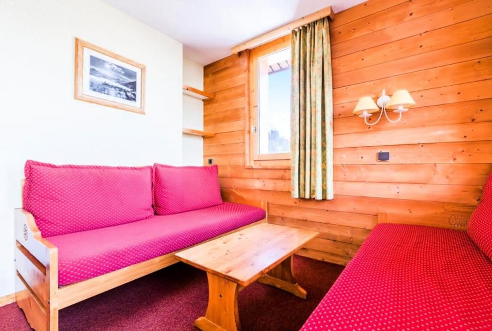 Bed, Living room