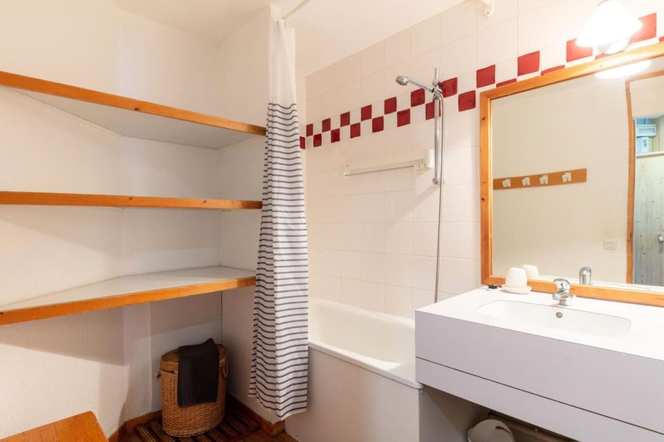 Shower, Bed, Bathroom