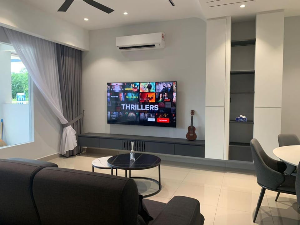 Communal lounge/ TV room, TV and multimedia, Living room, air conditioner
