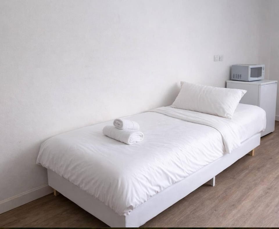 Bed, Photo of the whole room, towels