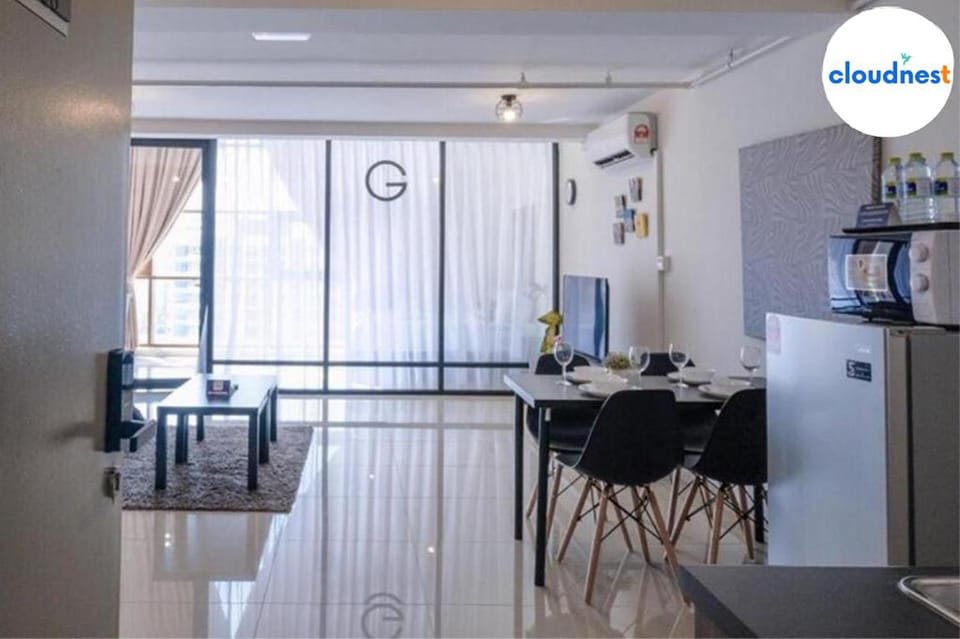 Dining area, minibar