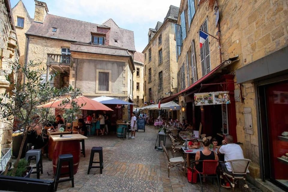 Property building, Restaurant/places to eat, Neighbourhood, Location
