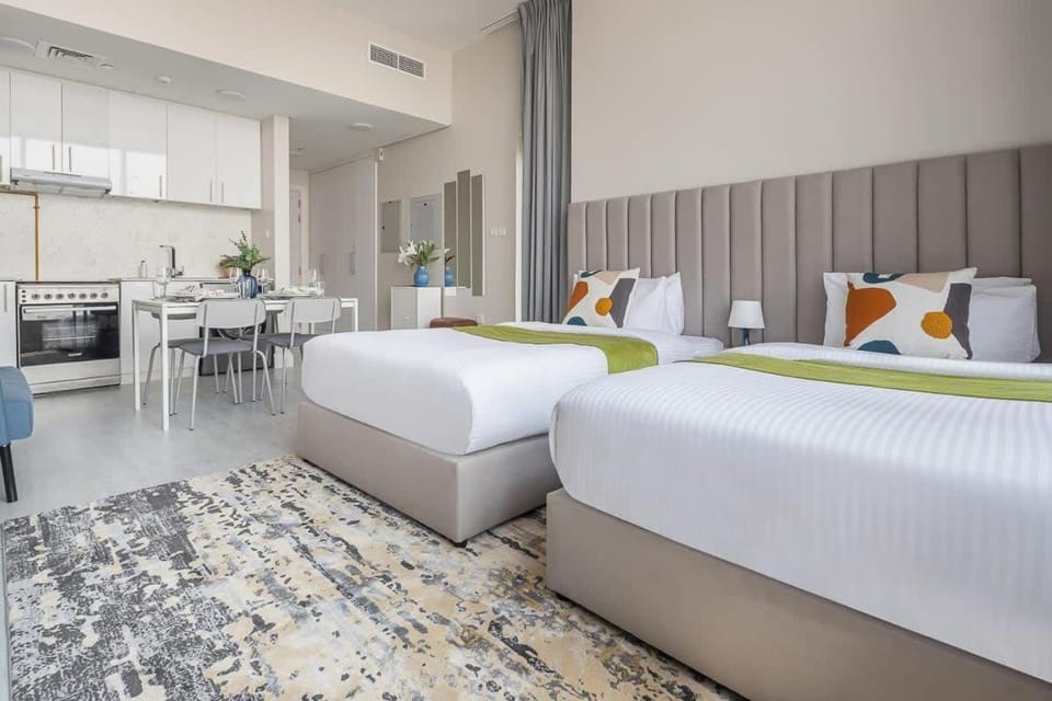 Frank Porter - Square Tower Apartment in Dubai