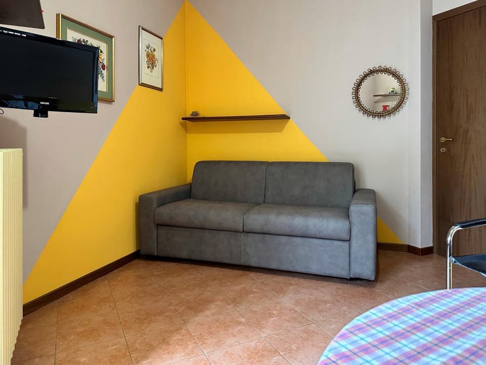 Bed, TV and multimedia, Living room, Photo of the whole room, Seating area