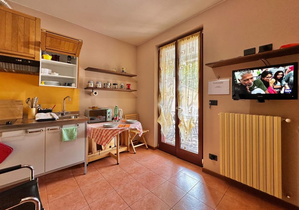 TV and multimedia, Coffee/tea facilities, Living room, Seating area, Dining area, minibar