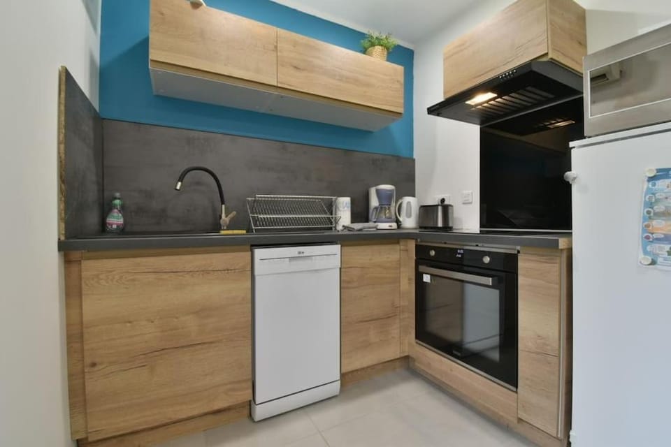 Coffee/tea facilities, Kitchen or kitchenette, dishwasher, oven, stove, toaster